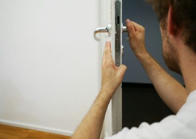 Image of a locksmith fixing a door lock Schlüsseldienst